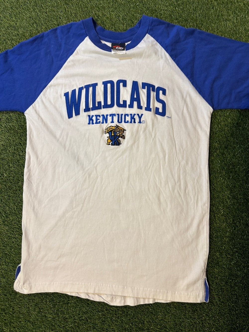 Rare 90’s VTG Kentucky Wildcats Embroidered White & Royal Blue Tee Size Large